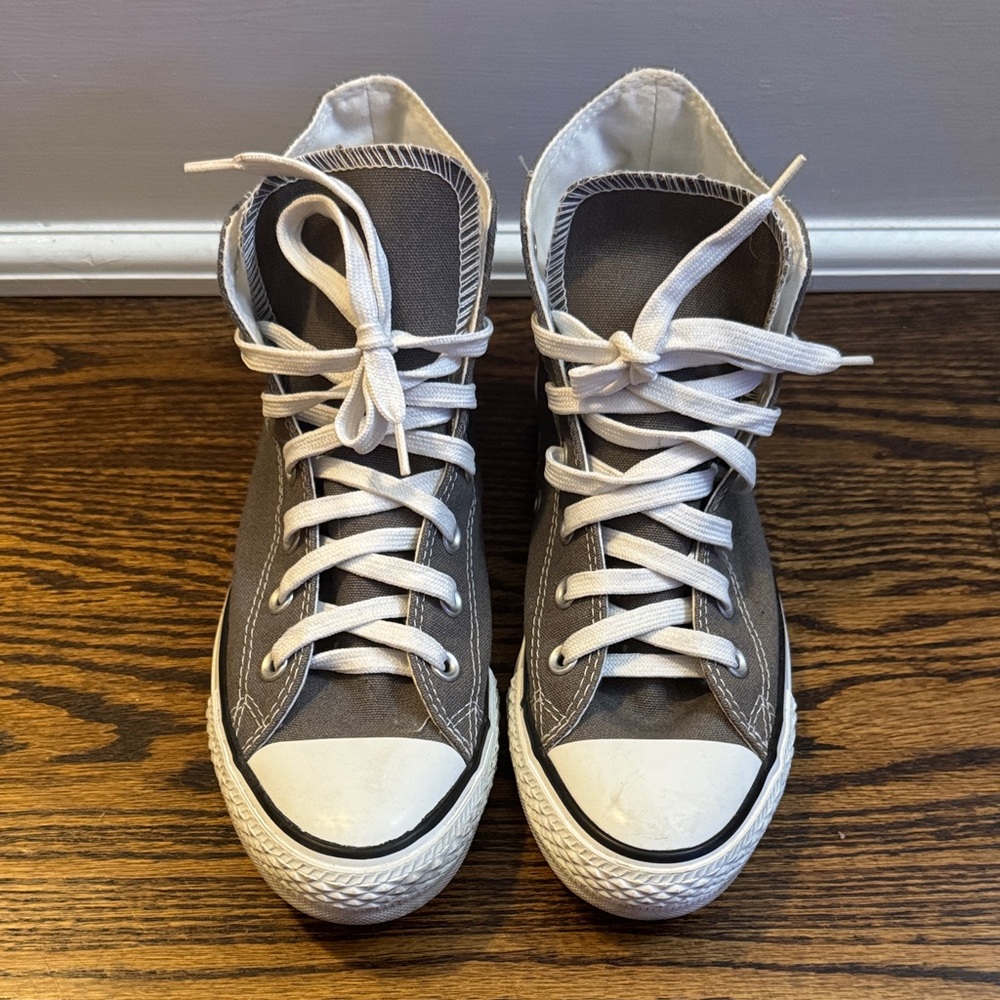 Unisex Converse Canvas Sneakers Women Size 8 Men Size 6